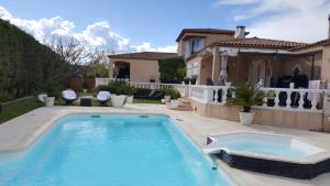 une piscine devant une maison dans l'établissement VILLA ROMA, à Gignac-la-Nerthe