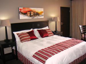 African Sky Hotels - Pine Lake Inn客房内的一张或多张床位