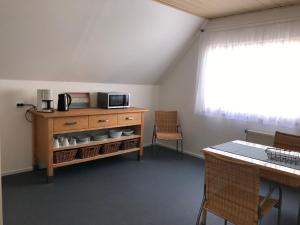 - une cuisine avec une armoire en bois et un four micro-ondes dans l'établissement Ferienwohnung Jutta u. Andreas Arenz, à Minderlittgen