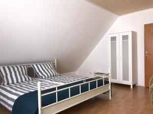 a bed in a room with a white wall at Ferienwohnung Jutta u. Andreas Arenz in Minderlittgen