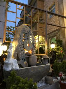 a statue of a clock in front of a building at Dayi Villa in Jinhu