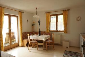 ein Wohnzimmer mit einem Tisch und einem Sofa in der Unterkunft Haus Dornauer in Hippach