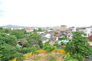 Blick auf eine Stadt mit Häusern und Bäumen in der Unterkunft De Poem Loft Boutique Residence in Hat Yai + 15 Fotos