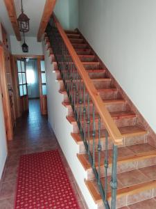 uma escada numa casa com um tapete vermelho em Las Casonas de Chavida em Chavida