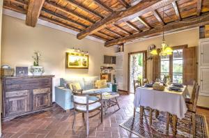 salon ze stołem i kanapą w obiekcie Casa della Nonna A w mieście Gaiole in Chianti