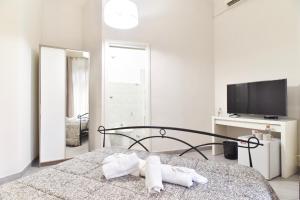 een slaapkamer met een bed met handdoeken erop bij Magenta Collection Manara4B in Rome