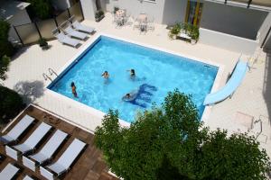una vista sul tetto delle persone che nuotano in piscina di Hotel Marzia con Piscina a Riccione