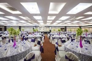 una grande sala banchetti con tavoli e sedie bianchi di Washington Resort Hotel & Spa a Kızılağaç Altre 82 foto
