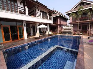 Bazén v ubytování Baan Soontree Resort nebo v jeho okolí