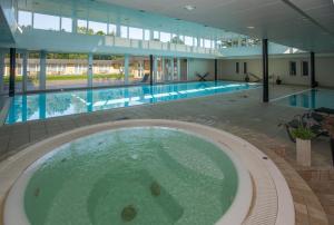 Bazén v ubytování Hotel Marina nebo v jeho okolí + 30 fotografií