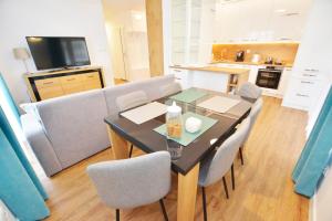 Kuchnia lub aneks kuchenny w obiekcie Apartamenty Bałtycka6