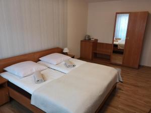 O-ES-HA旅馆客房内的一张或多张床位