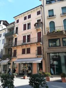 wysoki budynek z oknami i balkonami na ulicy w obiekcie AppartamentoPalladio140 w mieście Vicenza