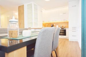 Kuchnia lub aneks kuchenny w obiekcie Apartamenty Bałtycka6