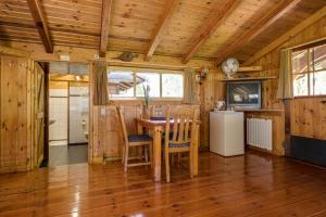 a dining room with a table and chairs in a cabin at Hotel De Nieuwe Tijd Wieringermeer in Slootdorp