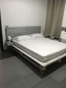 レッチェにあるAteneo apartments centro storicoのベッド(白いシーツ、枕付)