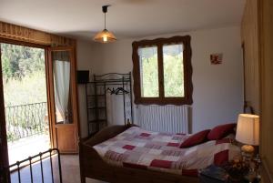巴斯洛内特Maison d' hôtes Tranquyl的一间卧室，床上铺着被子