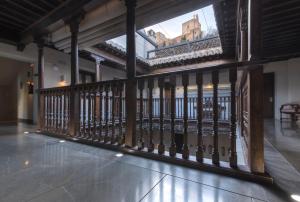 - un balcon avec des balustrades en bois dans un bâtiment dans l'établissement Shine Albayzín, à Grenade