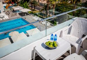 Bazén v ubytování Astral Nirvana Suites- Half Board nebo v jeho okolí