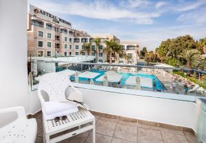Bazén v ubytování Astral Nirvana Suites- Half Board nebo v jeho okolí
