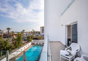 Bazén v ubytování Astral Nirvana Suites- Half Board nebo v jeho okolí
