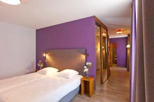 Postel nebo postele na pokoji v ubytování Logis Hôtel LBB - les 2 lacs