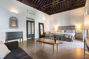 ein Wohnzimmer mit einem Bett und einem Couchtisch in der Unterkunft Shine Albayzín in Granada