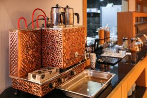 cocina con encimera con fregadero y cafetera en New Gate Hotel, en Ankara