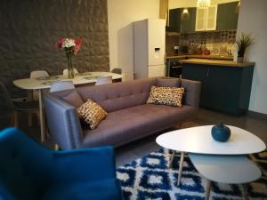 uma sala de estar com um sofá e uma mesa em New and Luxury apartment Disneyland Paris em Serris