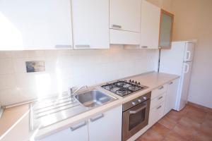Kuchyň nebo kuchyňský kout v ubytování Appartamento in Via del Mare a Procchio