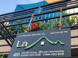 um sinal para o hotel internacional Lala hong kong em La An Homestay em Hoi An