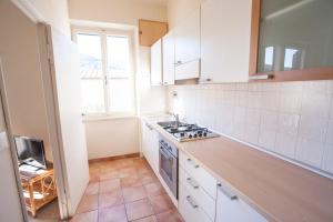 Kuchyň nebo kuchyňský kout v ubytování Appartamento in Via del Mare a Procchio