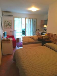 マリーナ・ロメアにあるB&B Amici Mieiのベッドルーム1室(ベッド1台付)、リビングルームが備わります。
