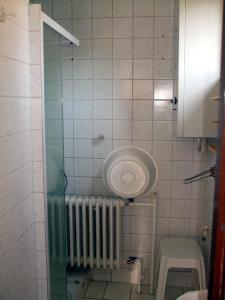 A bathroom at Lugas Szallas