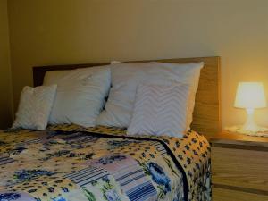 コシチェリスコにあるSentymentalne Kościelisko Apartament & SPAのベッドルーム(枕、ランプ付)