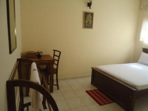 - une chambre avec un lit, une table et des chaises dans l'établissement New Sanmi Resort, à Malabe
