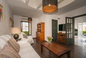 een woonkamer met een bank en een tafel bij Fig Tree Villa in Orihuela-Costa