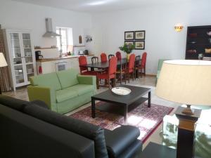 ein Wohnzimmer mit einem Sofa und einem Tisch in der Unterkunft Gite Allier in Montaigu-le-Blin