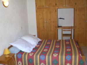 ラ・クリュサにあるChalet Le Carréのベッドルーム1室(ベッド1台、テーブル、椅子付)