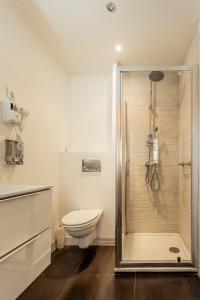 biała łazienka z toaletą i prysznicem w obiekcie Apartment proche mer w Nicei