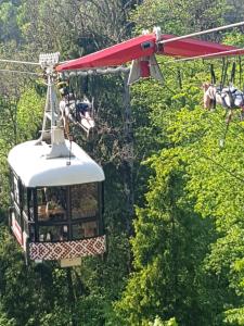 un grupo de personas montando en una góndola en Holiday Home Ermine en Sigulda