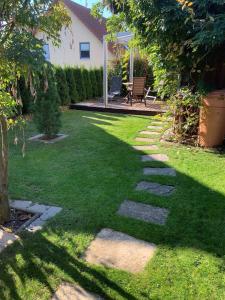 a garden with a pathway in the grass at Ferienwohnung Altenberg 02 in Ahlbeck