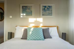 una camera da letto con un letto con un cuscino sopra di Riverside City Loft Apartment a York