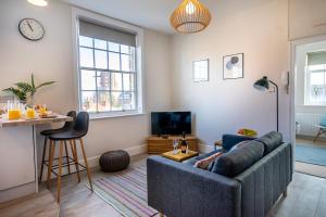 un soggiorno con divano e TV di Riverside City Loft Apartment a York