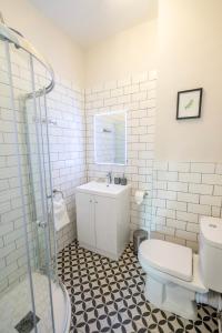 Kylpyhuone majoituspaikassa Riverside City Loft Apartment