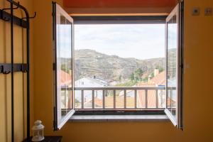 okno z widokiem na góry w obiekcie Casa dos Gémeos w mieście Sabugueiro