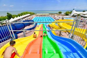 Bazén v ubytování Isamar Holiday Village nebo v jeho okolí