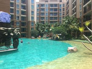 Bazén v ubytování Atlantis Condo Resort jomtien nebo v jeho okolí