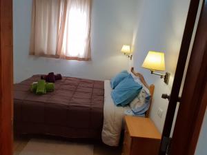 um quarto com uma cama num quarto com uma janela em Casa Angel y Carmen (La Dama, La Gomera) em El Cercado