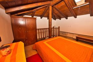 Llit o llits en una habitació de Anemoessa Traditional Guesthouse